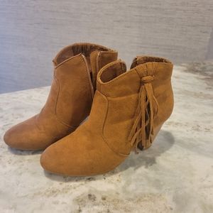 Size 7 Report booties, very minimal wear, side zip and opposite side tassel.